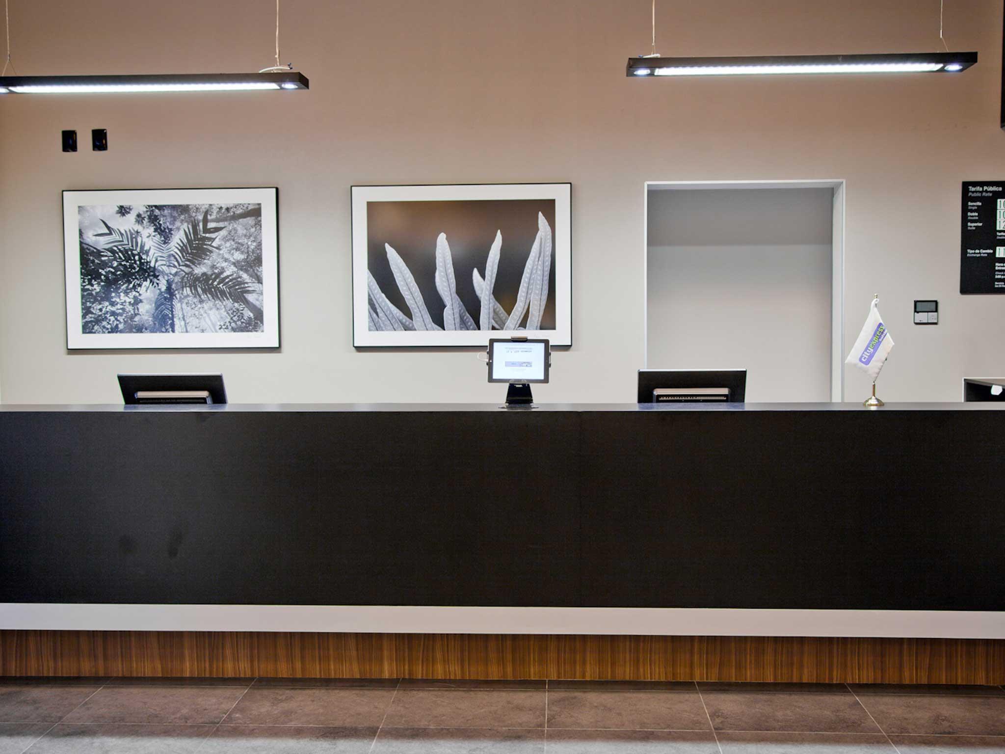 ซิตี้ เอ็กซ์เพรส เลออน Hotel ภายนอก รูปภาพ